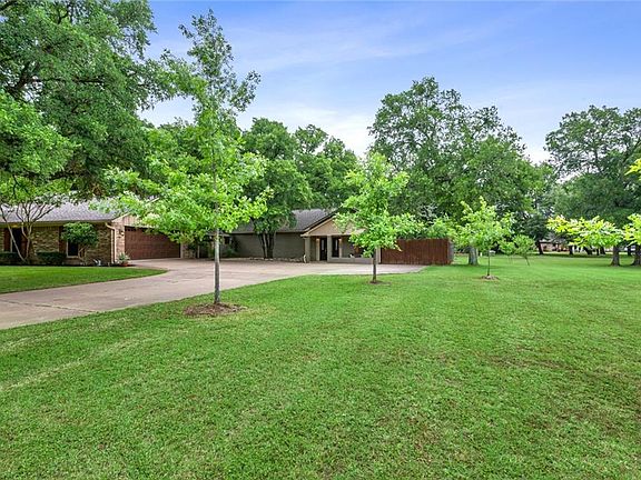 3rd image of 210 Oak Creek Cir