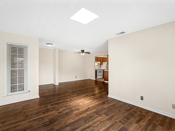 4th image of 172 Brooke Castle Dr