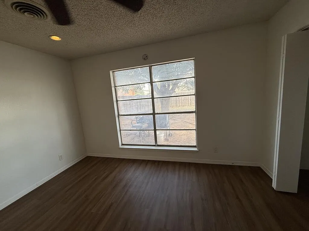 3 bed, 2.0 bath, 1308 sqft, $2,200 — Photo 3