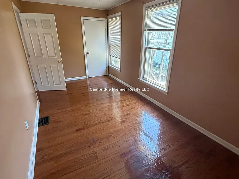 85R Glen St — Photo 10