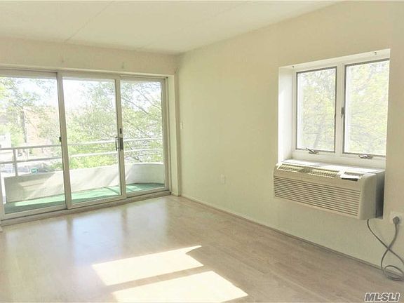 4th image of 205 Mineola Blvd