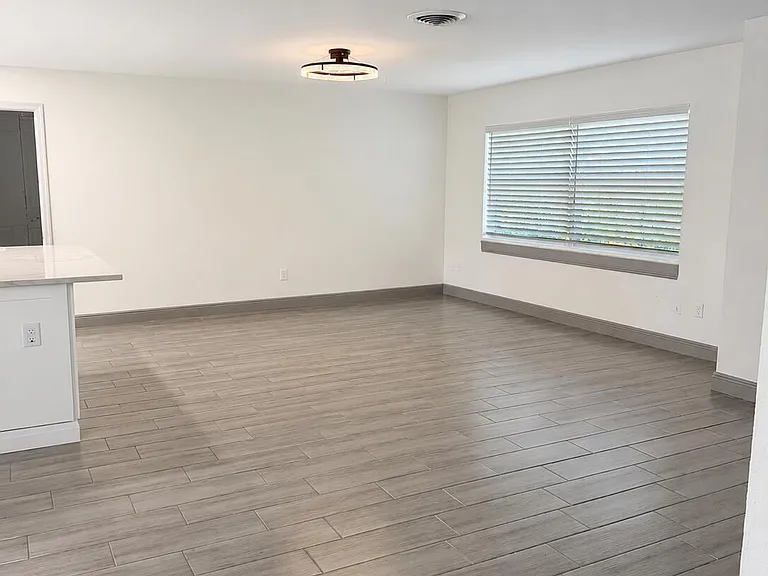 907 Antigua Ave — Photo 10