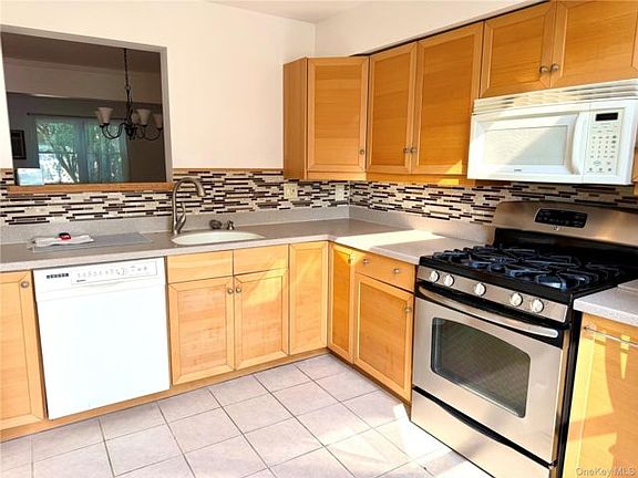 4th image of 209 Everett Pl