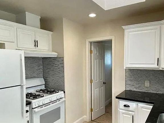 4th image of 1628 E San Antonio St