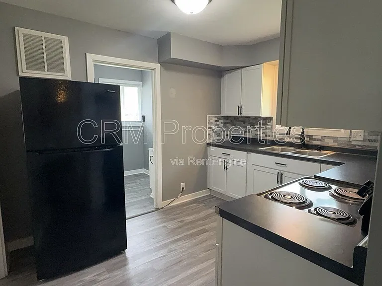 3413 N Milton St — Photo 7