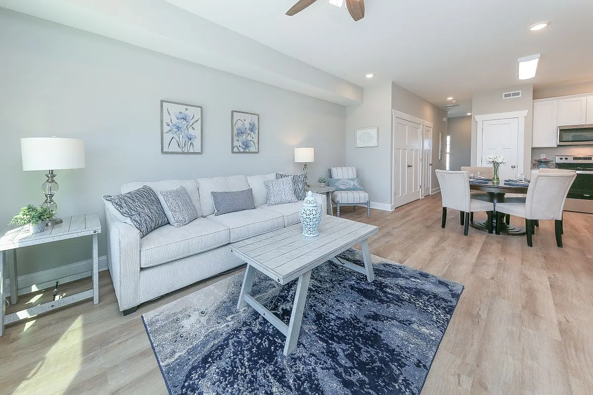 4 bed, 2.5 bath, 1800 sqft, $2,550 — Photo 2