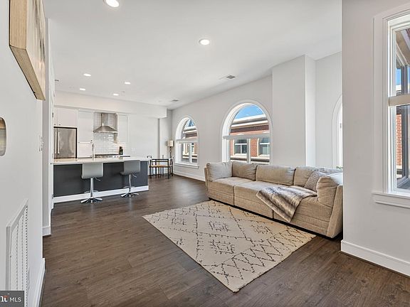 4th image of 635 Slaters Ln #405