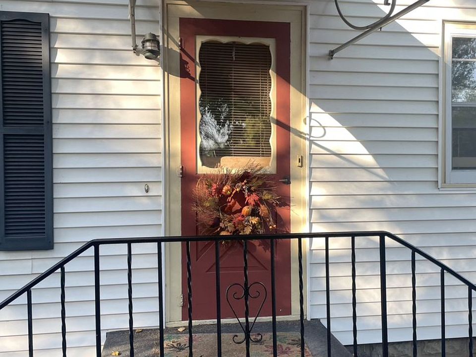 private entrance to 2nd floor apartment