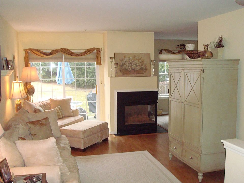  Living room w fireplace