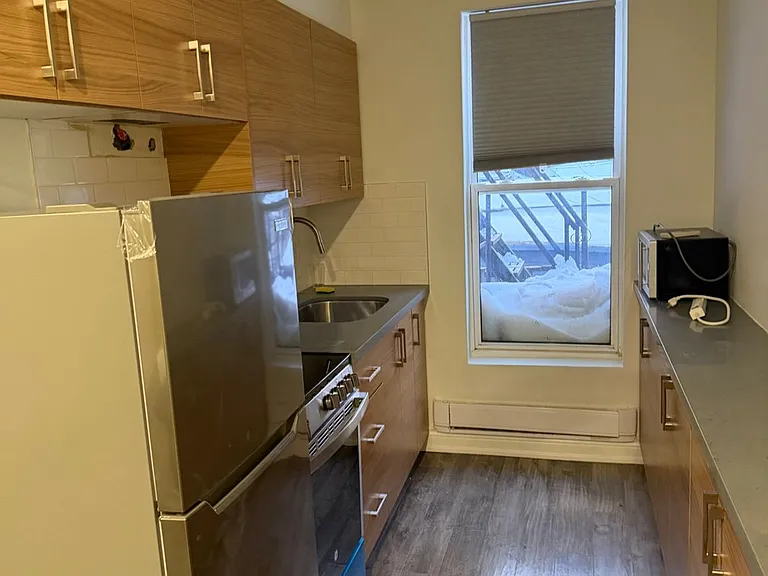 450 Bathurst St #1 — Photo 4