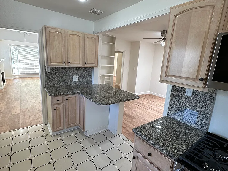 8060 Altavan Ave — Photo 12