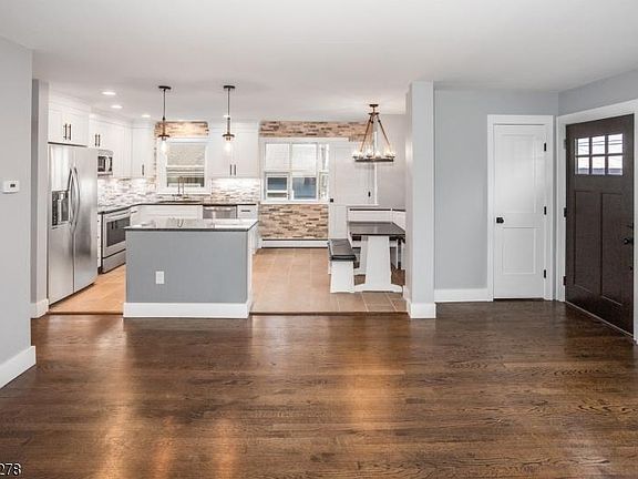 5th image of 42 Woodbine Ave