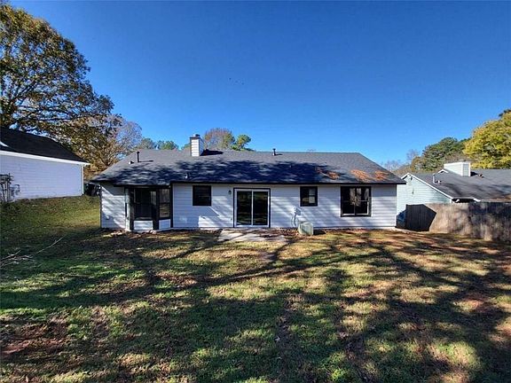 2nd image of 915 Fox Valley Ct