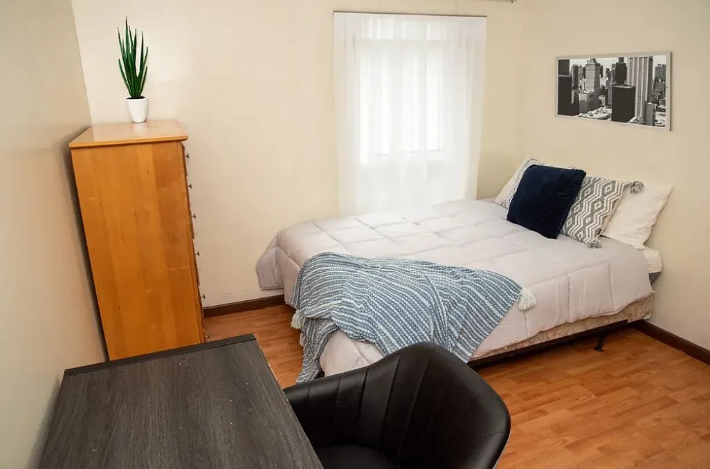 6 bed, 3000 sqft, $4,290 — Photo 3