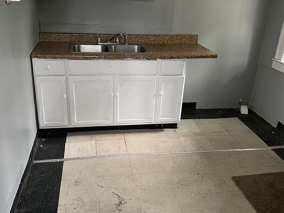 3rd image of 805 Thornhill Dr