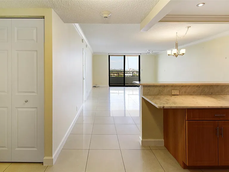 2500 Parkview Dr #1710 — Photo 8