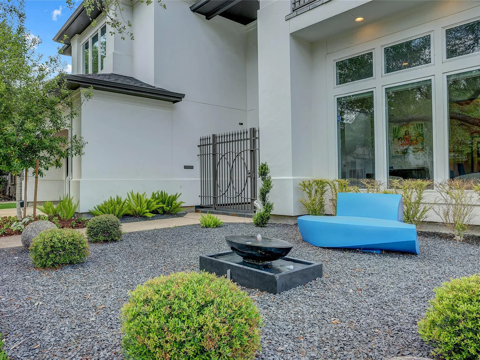 4 bed, 3.5 bath, 3842 sqft, $11,000 — Photo 2