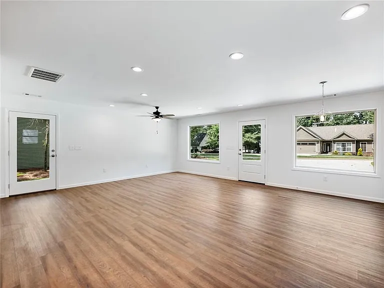 8083 Beachwood Dr — Photo 12