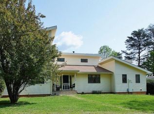 15792 Smith Mountain Lake Pkwy, Huddleston, VA 24104