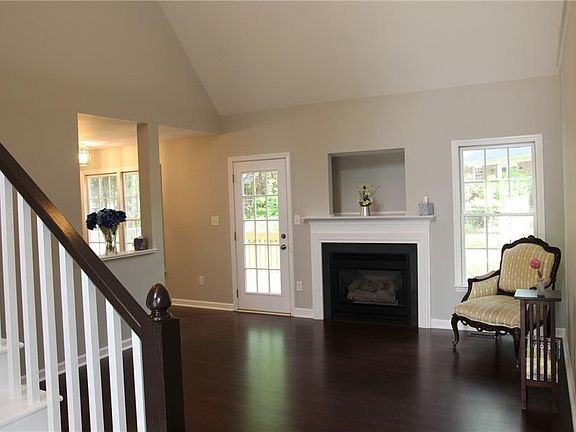 4th image of 215 Redberry Ct