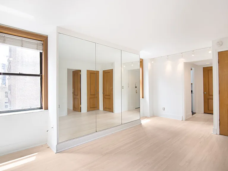 150 W 58th St #12A — Photo 3