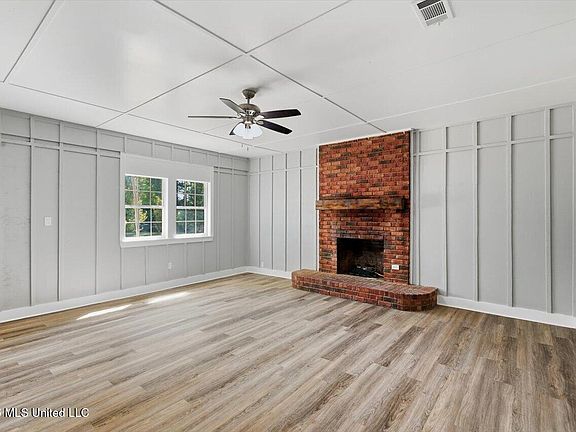 4th image of 803 Deborah St