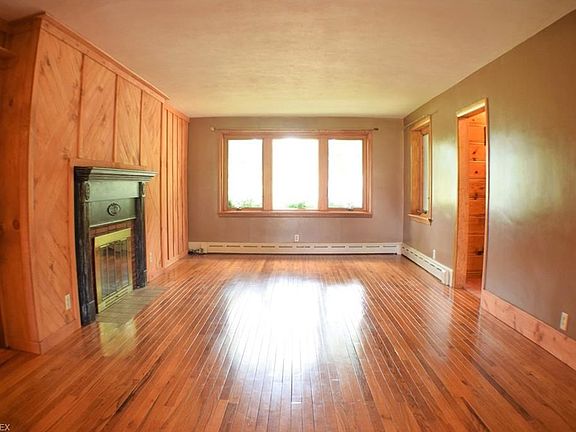 3rd image of 6677 Lakeview Dr