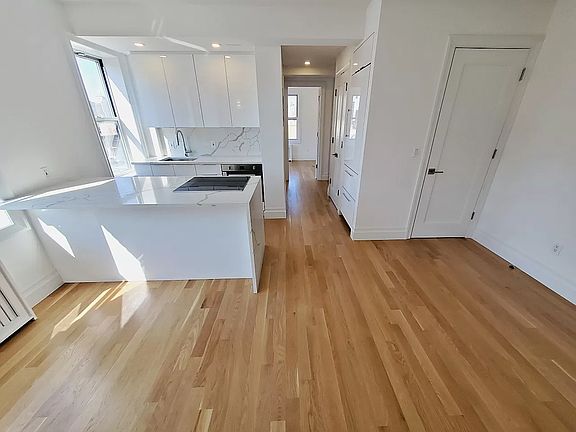 3rd image of 365 W 20th St APT 9E