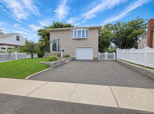 11 Farragut Avenue, Lindenhurst, NY 11757