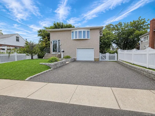11 Farragut Avenue, Lindenhurst, NY 11757