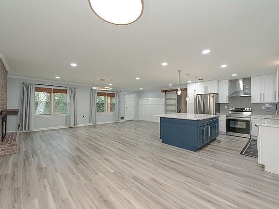 4th image of 2702 Davenport Rd NW