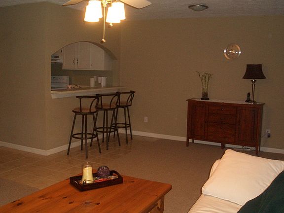 Family room w/ Bar area