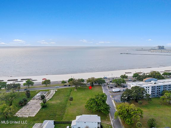 2nd image of 1542 Beach Dr