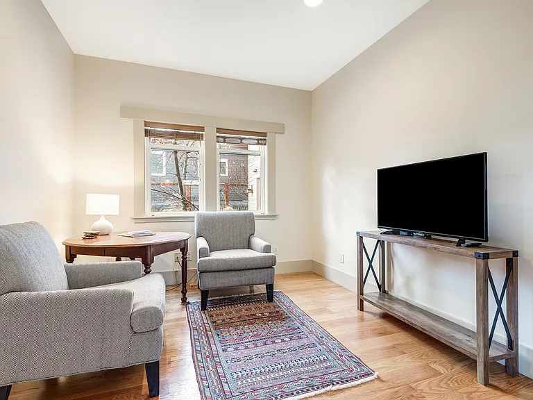 110 NW Black Hawk Ave — Photo 11