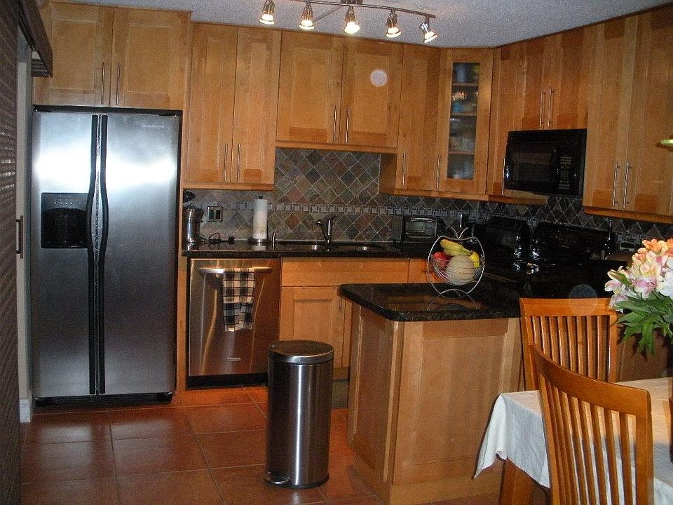 Upgraded kitchen w/granite countertops