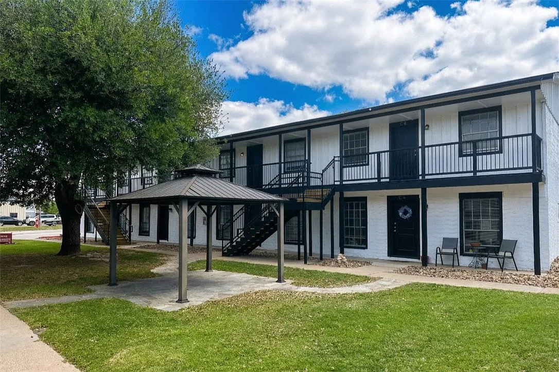 2 bed, 1.0 bath, 840 sqft, $800 — Photo 1