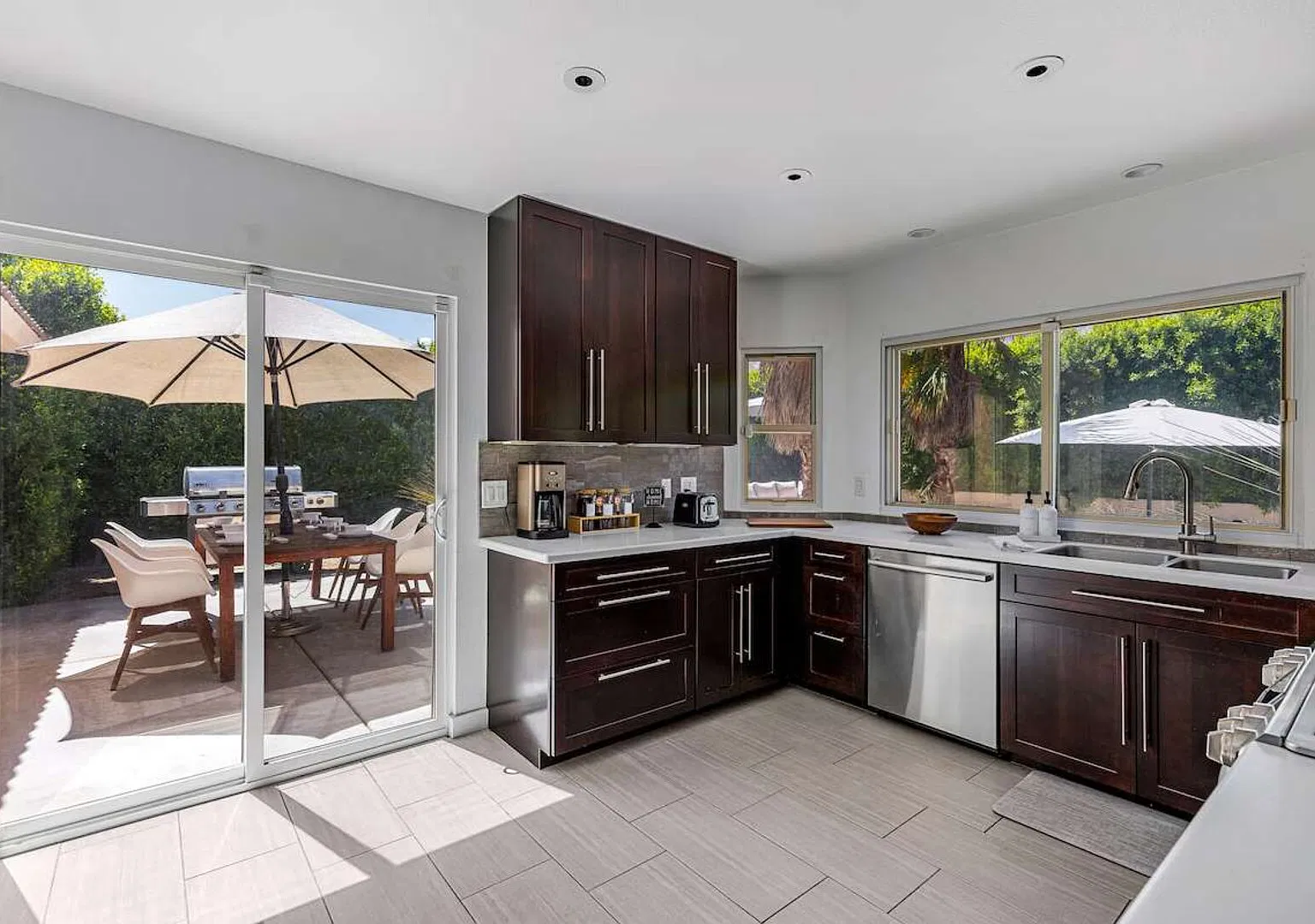 Palm Springs Luxury: Pool, Hot Tub & Downtown Access — Photo 4