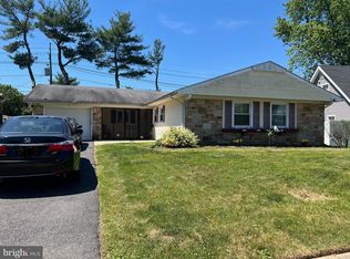 8 Holiday Ln, Willingboro, NJ 08046