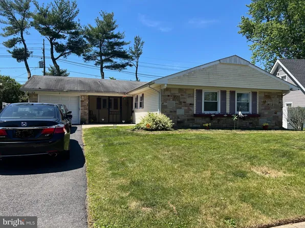 8 Holiday Ln, Willingboro, NJ 08046