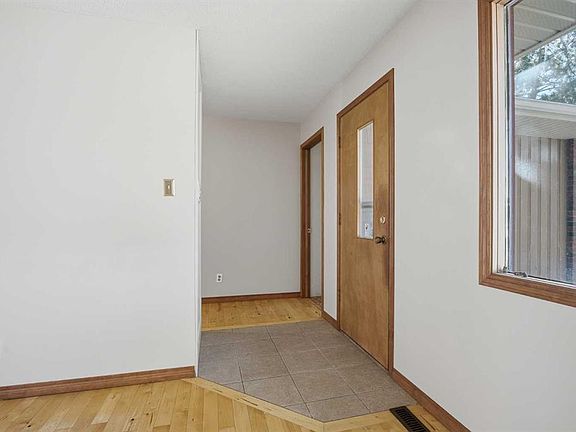 5th image of 20 SW Blackthorn Pl NE
