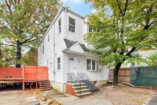 Sold by RE MAX Team | media 2