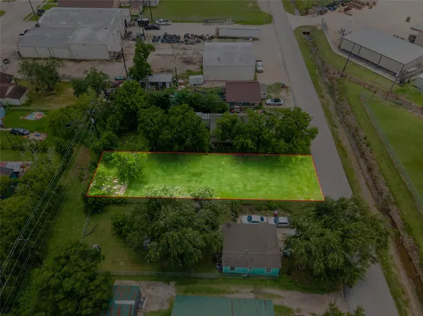 1826 Zapata St, Freeport, TX 77541