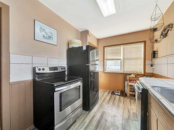 4th image of 202 1st St E