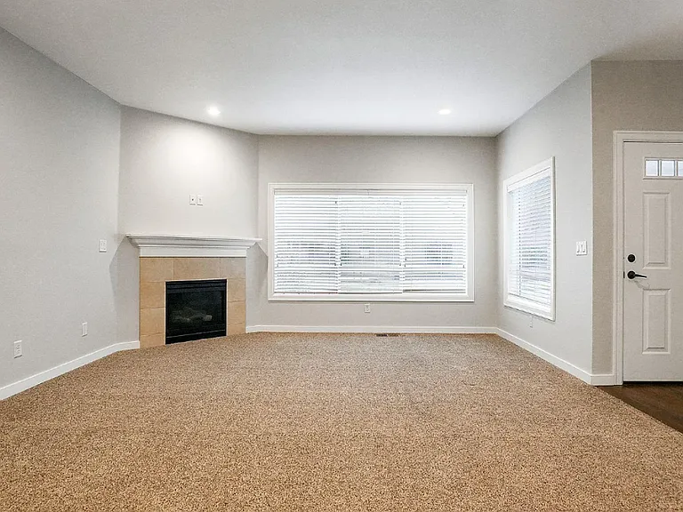 384 Market St NE — Photo 3