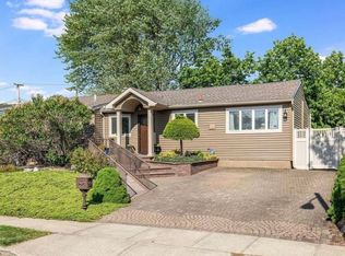 50 Gerhard Rd, Plainview, NY 11803