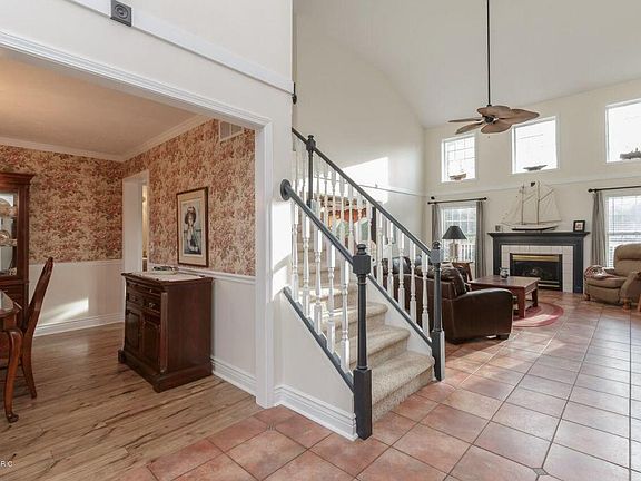2nd image of 2229 Anderson Cir