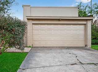 5451 Oakhaven Ln, Houston, TX 77091