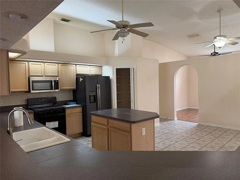4 bed, 3.0 bath, 2543 sqft, $3,000 — Photo 3