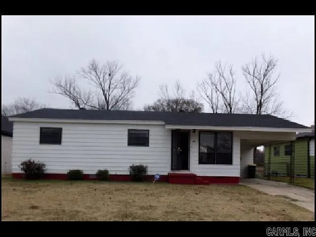 3 bed, 1.0 bath, 912 sqft, $1,000 — Photo 1