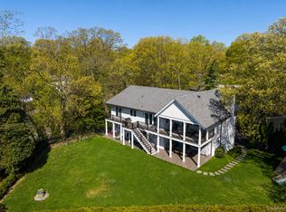 8 Shoreview Cir, Pelham, NY 10803